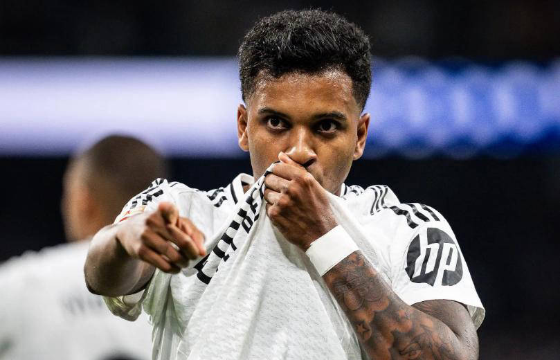 致球员之间, 无表情地回